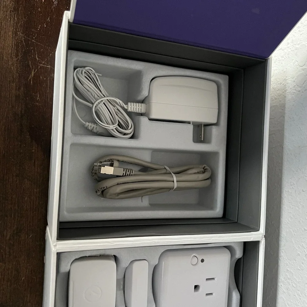 Samsung‎ SmartThings Home Monitoring Kit Smart Hub Motion Sensor Outlet